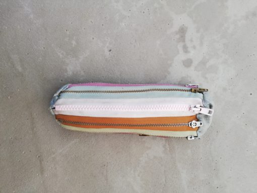 Trousse originale en fermetures éclairs multi-couleurs (toutes fonctionnelles) de 21 cm de long