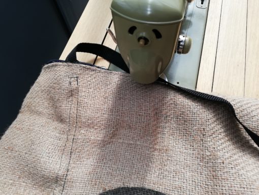 en toile de jute recyclée avec finitions brodées main