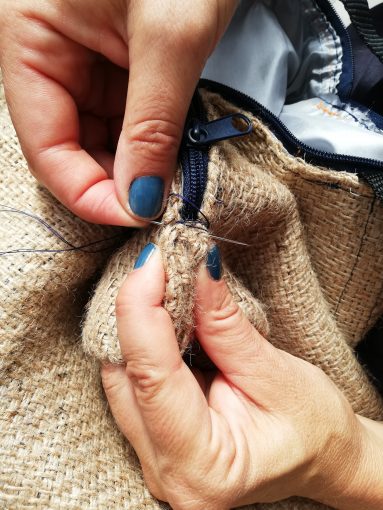 en toile de jute recyclée avec finitions brodées main